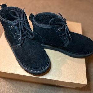 Lightly worn…UGG Neumel Big Kids Suede Fur Lined Ankle Boots Size 5